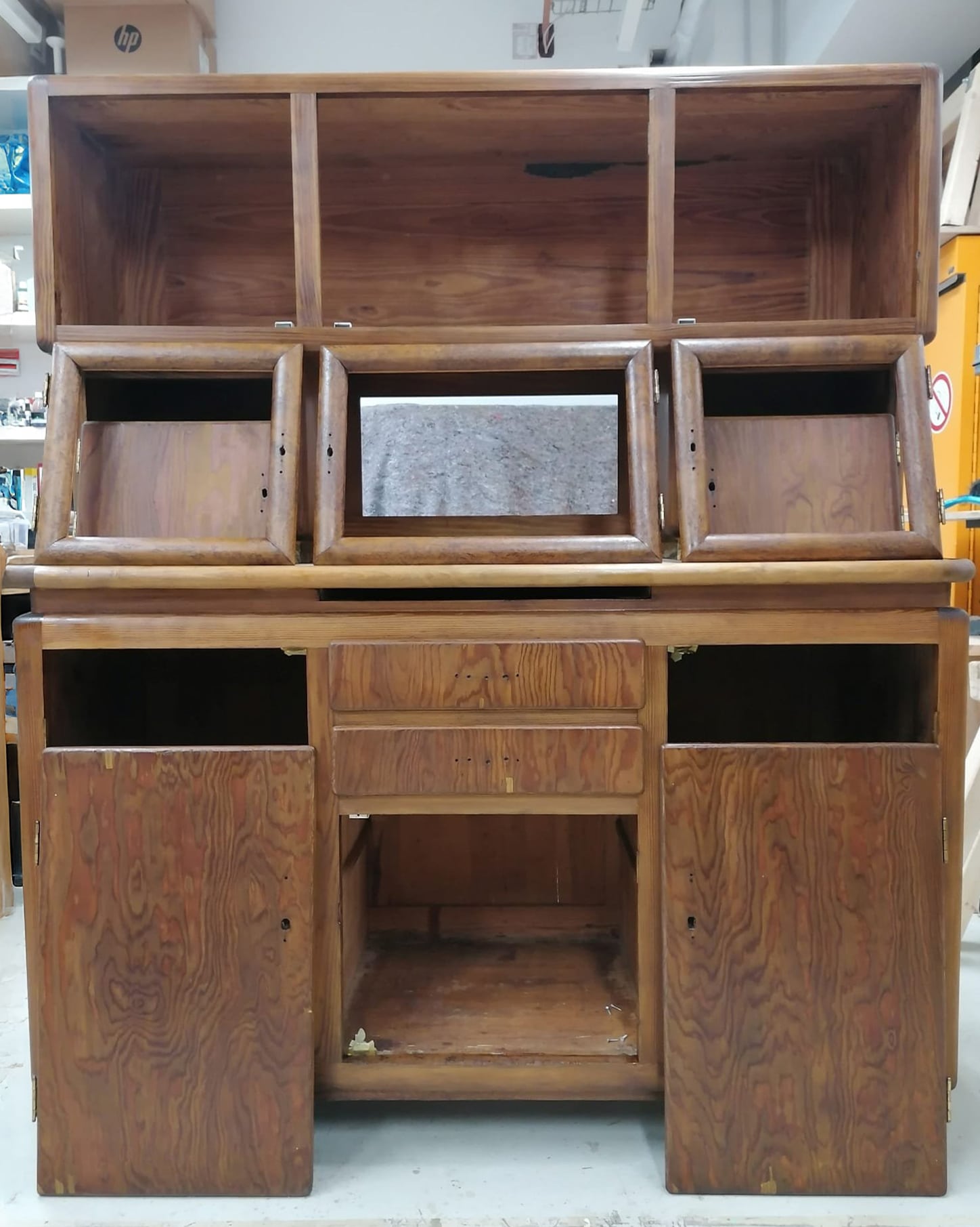 Möbelrestaurierung Zentrale Restaurierungswerkstatt Berlin: Vorzustand Kuechenmöbel