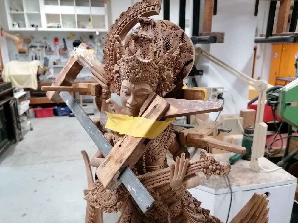 Stabilisierung einer Holzskulptur in der Restaurierungswerkstatt