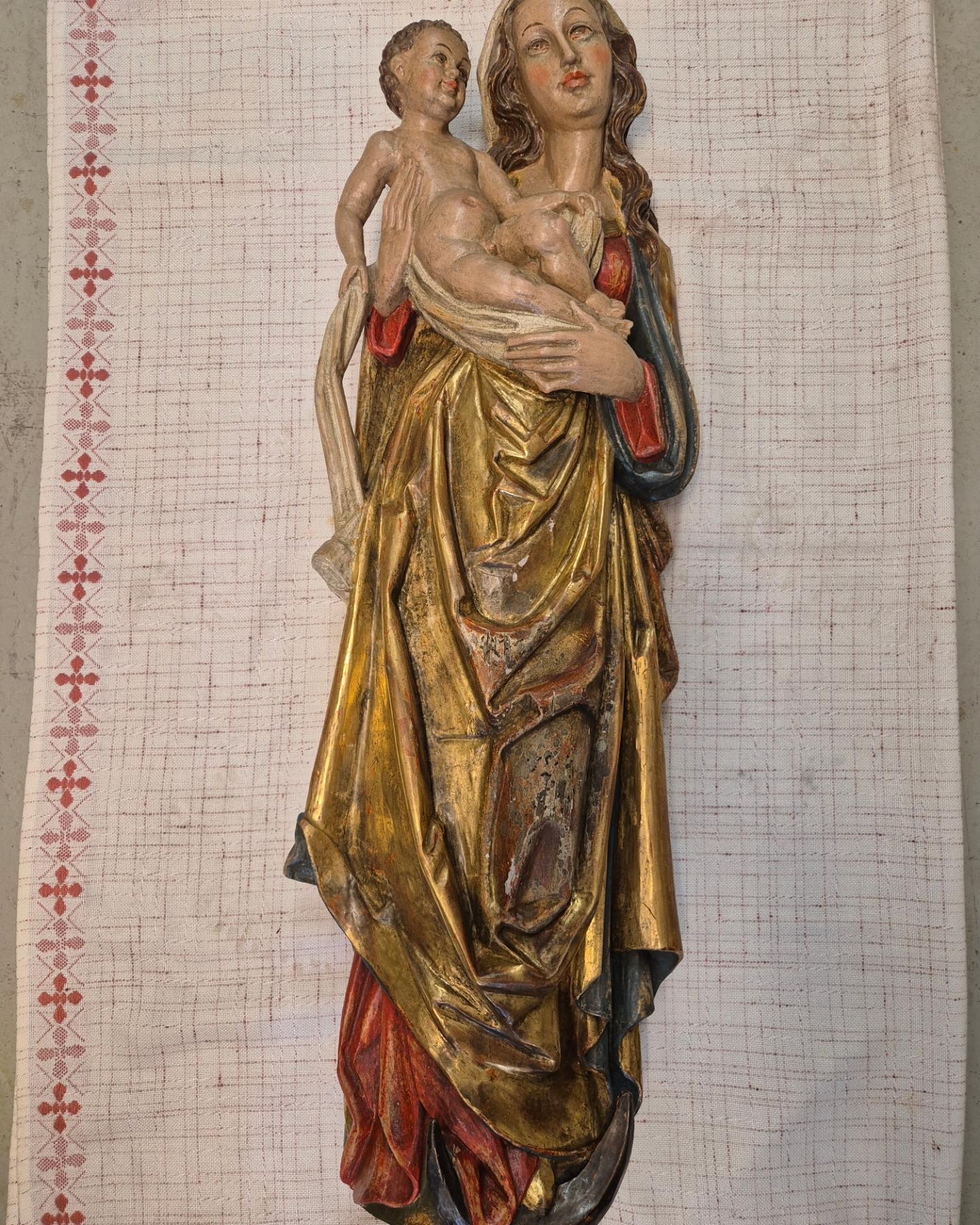 Madonna mit Kind: Holzskulptur mit Fassung und Vergoldung